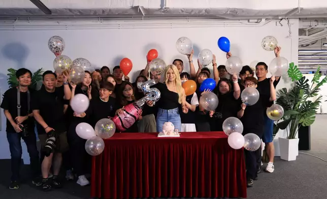 fans們亦為Gin送上驚喜慶祝