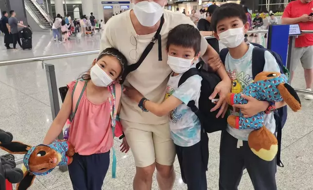 早前陳豪出席活動時，表示他與太太陳茵媺的新劇快將播出，屆時要辛苦太太孭飛宣傳。