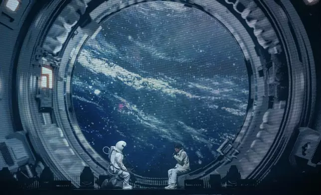 上天還嫌不夠，再帶大家漫游太空。