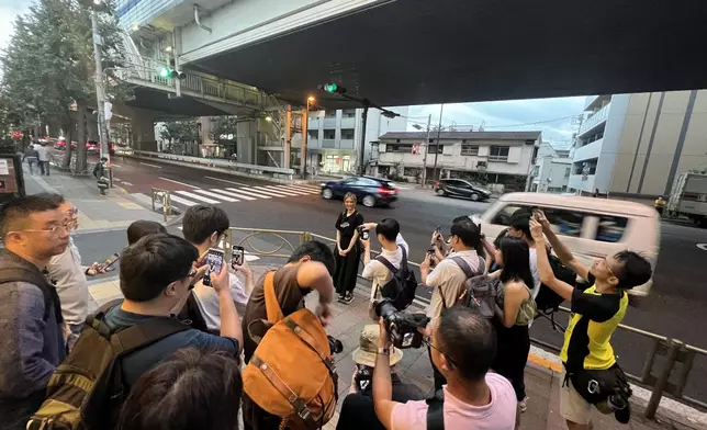 黃妍與大伙兒一同到不同地方品嚐美食之餘，也去了打棒球和夾公仔。