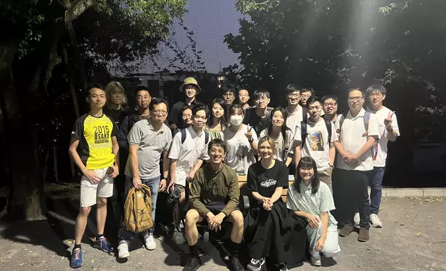 活動由傍晚開始，但一直見不到月亮，直到最後在公園大合照後，抬頭才見到又圓又大的月亮高高掛在夜空，讓Cath終可以與Fans在異地人月兩團圓。