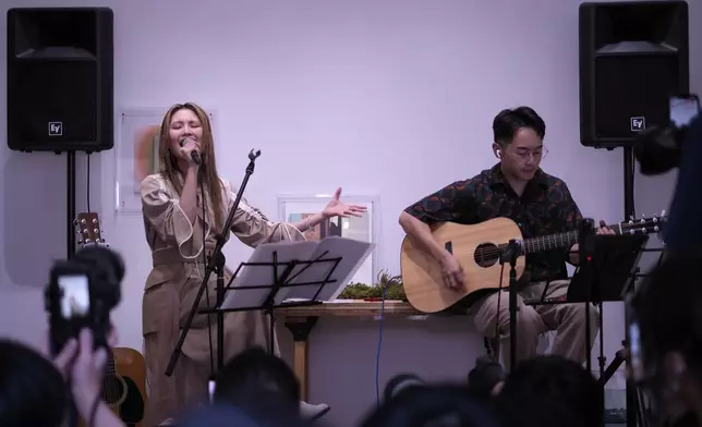 黃妍還唱出宇多田光〈First Love〉與Official鬍子男dism〈Pretender〉製作成的Medley。