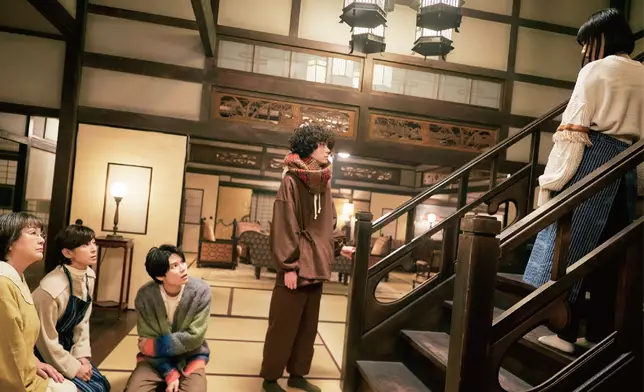 菅田將暉在電影中飾演爆炸頭破案天才少年，到訪廣島揭開豪門遺産爭奪戰之謎。
