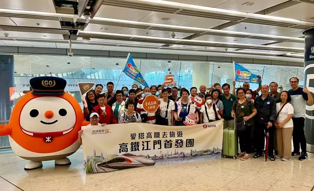 「高鐵隊長」現身派發小禮物，車站亦加派職員協助乘客，整體運作暢順有序。