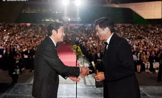 宋康昊負責頒發「亞洲電影人獎」予發哥（BIFF Twitter圖片）