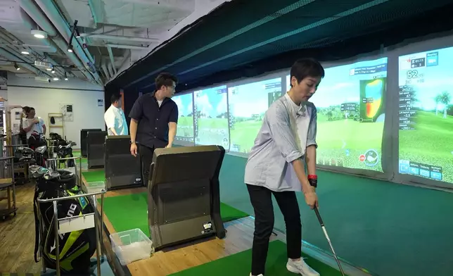 陳浚霆帶江美儀同麥包打室內Golf。