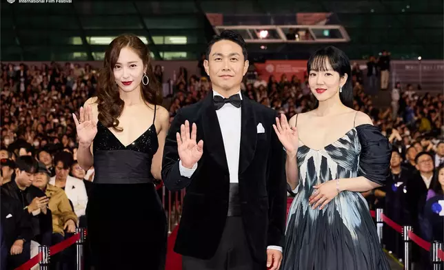 （左起）Krystal鄭秀晶、吳正世、林秀晶、也有在釜山電影節現身宣傳《韓戲逼人》（BIFF Twitter圖片）