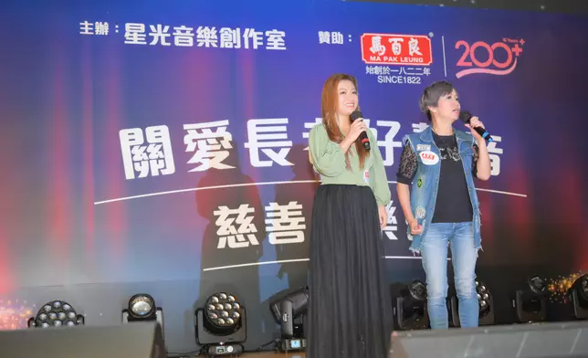 李佳唱出多首經典金曲《上海灘》及《明日話今天》 ，台下長者紛紛手舞足蹈支持。
