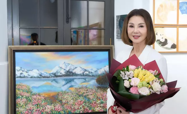 謝玲玲捐出的四幅畫作。