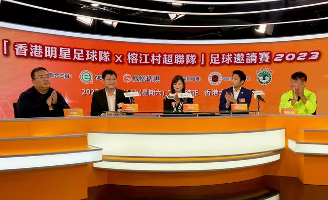 貴州榕江縣足協名譽副主席彭西西（左一）表示，很期待「村超」來香港比賽。 