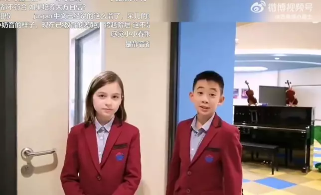 Jasper曾與外籍同學一同為學校拍攝宣傳片。