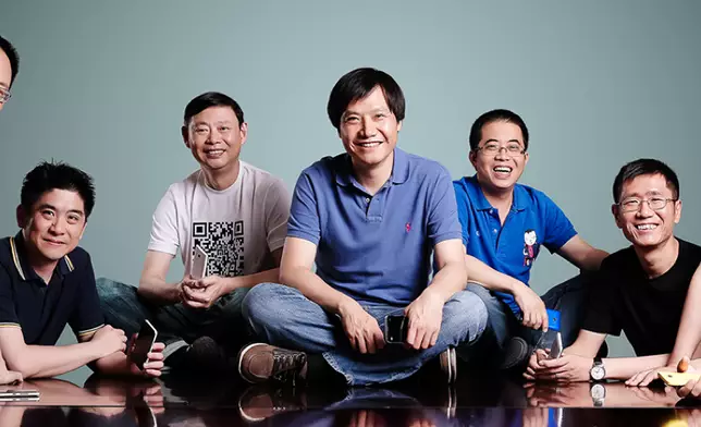 圖片來源：小米官網 (左4為董事長兼首席執行官雷軍)