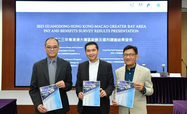 浸大人力資源策略及發展研究中心中心主任及浸大商學院副院長黃旭（中）、浸大人力資源策略及發展研究中心中心副主任葉偉光（右），以及香港人才管理協會副會長及 2023 粵港澳大灣區（香港特別行政區）薪酬及福利調查委員會主席梁偉佳（左）18日發布「2023 年度大灣區薪酬及福利調查結果」。