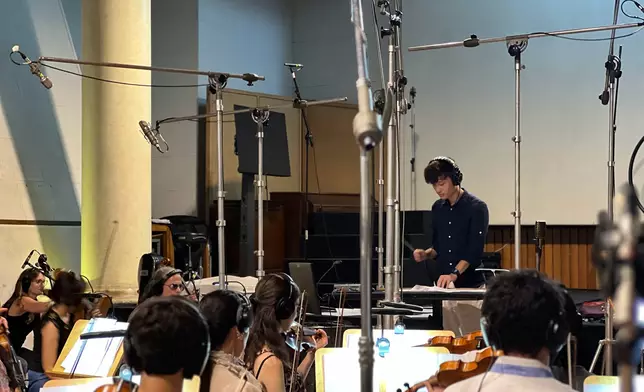 並與意大利國寶級配樂大師摩利哥尼的樂手合作。