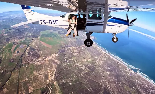 今晚播出的一集，兩位主持在南非開普敦的上空挑戰高空跳傘。