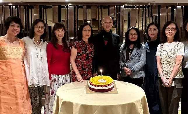 阿姐約了一班好友同家英哥賀壽