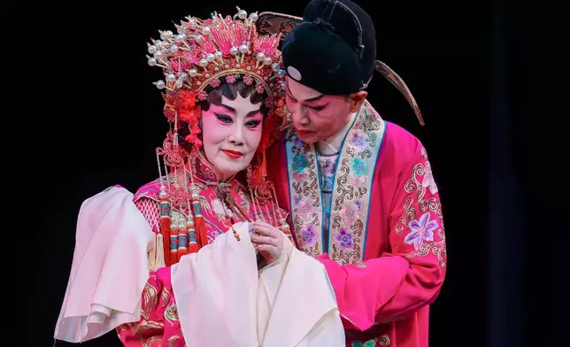 早前二人在慈善粵劇演出