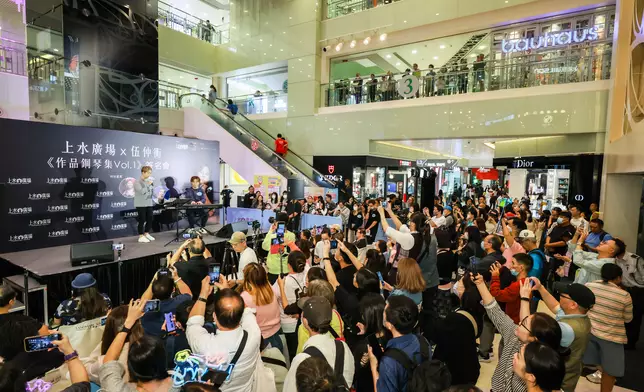 即將踏入年尾，迎來伍仲衡27年的音樂路上首個個人專輯簽名會昨日於上水廣場舉行。