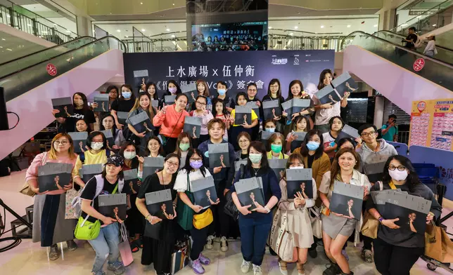 為答謝一眾支持，伍仲衡於活動尾段為一班粉絲於《作品鋼琴集Vol.1》送上簽名。