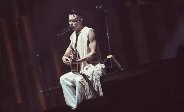 經歷完多場演唱會的他，場場爆滿獲得大批粉絲的支持，令他大受感動。