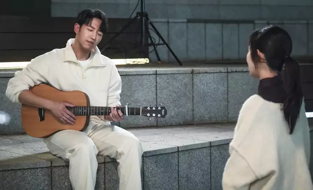 MV的另一彩蛋就是麥明詩（Louisa）驚喜現身。