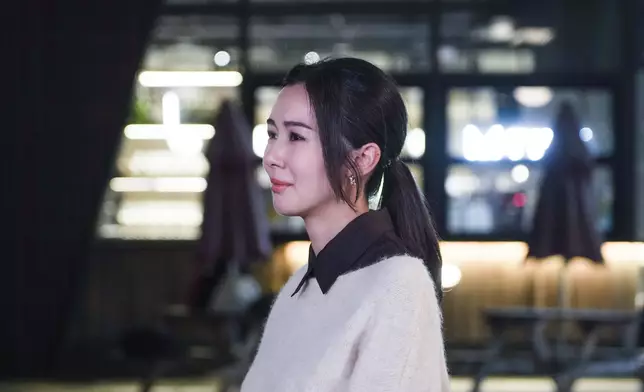 Louisa在MV中看着自彈自唱的Jay，不消兩分鐘便感動得淚流滿面。