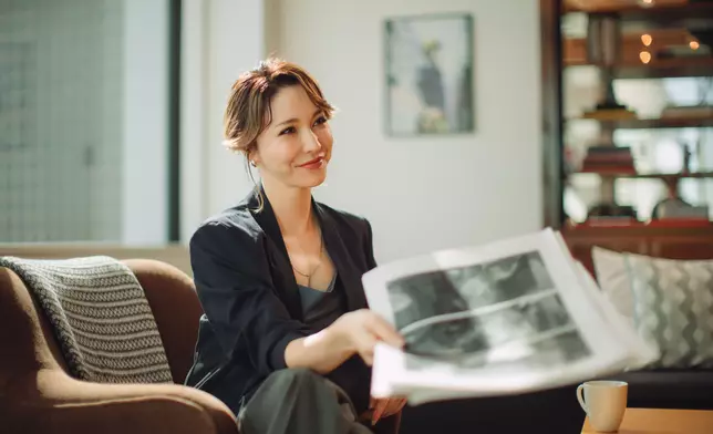 現年39歲的藤井莉娜，曾是日本雜誌首席模特兒，嘴角旁邊微微對稱的兩顆「美人痣」，是許多人心目中的完美女神。