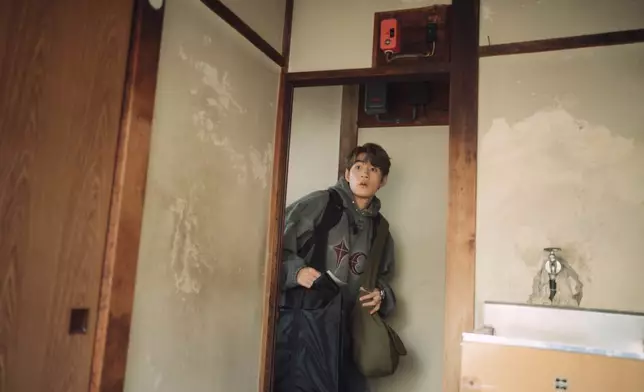 Jeffrey以不同造型現身日本街頭、車站及洗衣店等。