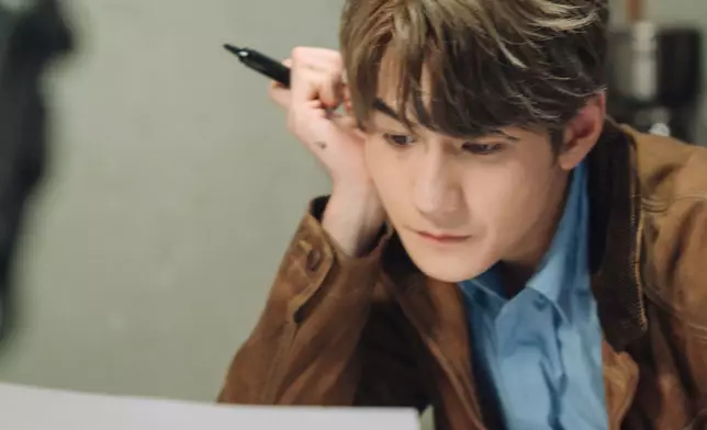 但依然堅持靠自己的一雙巧手畫出彩虹。