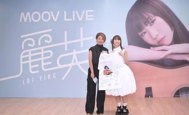 大會為麗英準備驚喜禮物，T 恤上寫滿小薯茄仝人、MOOV團隊及麗英粉絲對她的祝福及「First Impression」，讓麗英感動不已。