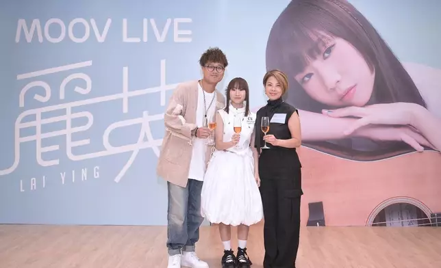 Head of MOOV Eliza Chui徐凱珊小姐、小薯茄 Director and founder 高江凌先生與麗英一起進行祝酒儀式，預祝音樂會大成功。