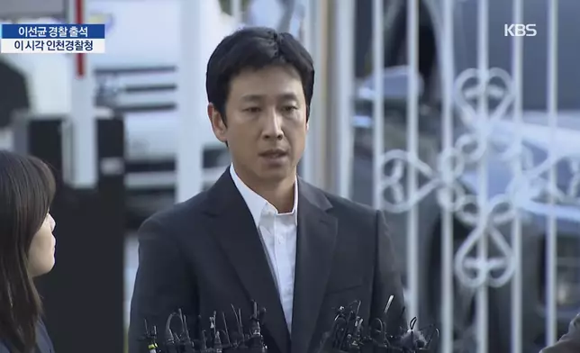 李善均28日現身仁川論峴警察署出席警方的傳喚調查（影片截圖）