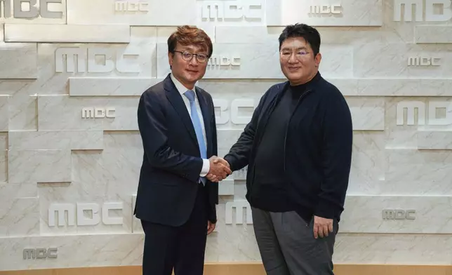 MBC代表安社長跟HYBE房時赫握手言和（網上圖片）