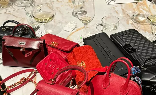 同行友人的包包幾乎個個都是Hermès或Channel