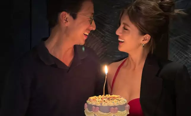 與男友施伯雄互望甜笑