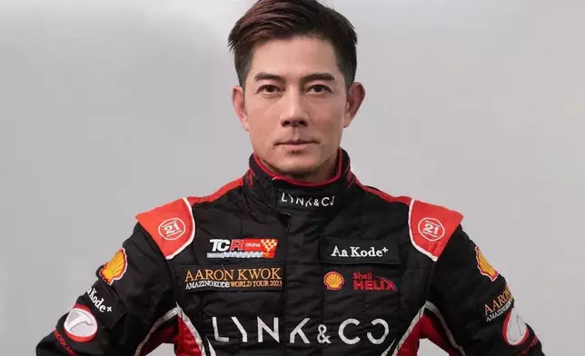 宣傳照上還印上城城世界巡迴演唱會2023的宣傳