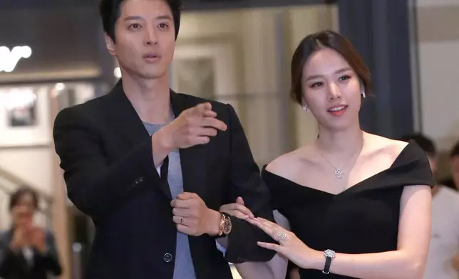 李東健跟趙胤熙在2017年閃電結婚（網上圖片）