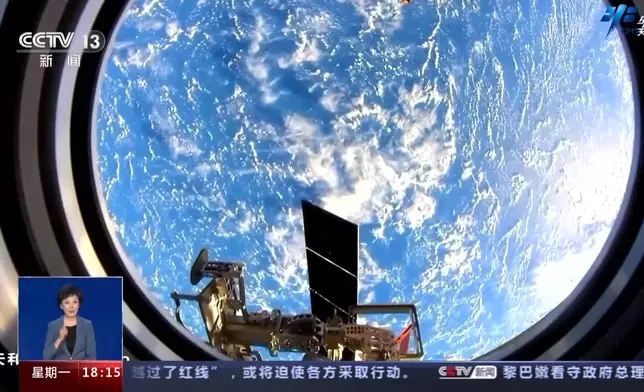 航天員用高清相機，完成以地球為背景的太空站組合體全景圖像拍攝。(網上圖片)