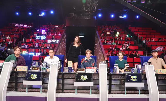 伍仲衡（左起）、張佳添、車婉婉、肥媽、關心妍、周國豐