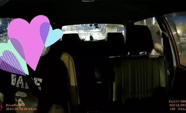 司機一句「你帶一帶路，我唔係好識路」，乘客即開門走人兼走數。（FB影片截圖）