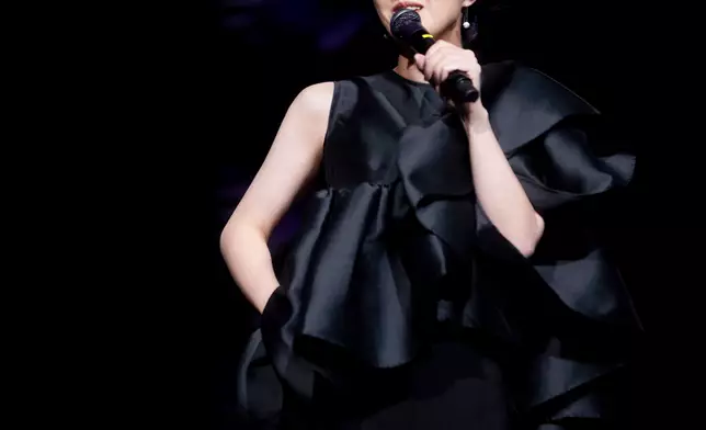 隨後千嬅亦獻唱了《處處吻》、《野孩子》、《可惜我是水瓶座》及《稀客》四首經典歌曲