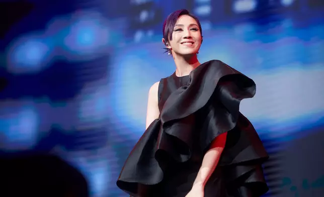 隨後千嬅亦獻唱了《處處吻》、《野孩子》、《可惜我是水瓶座》及《稀客》四首經典歌曲