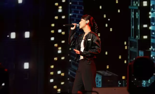 Gigi演唱了多首歌曲，包括《大開眼界》、《Only for me》、《好想約你》及《Little Magic》。