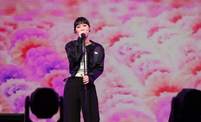 Gigi演唱了多首歌曲，包括《大開眼界》、《Only for me》、《好想約你》及《Little Magic》。