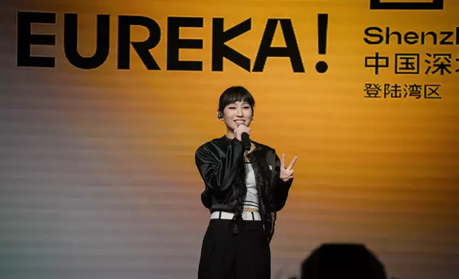 Gigi演唱了多首歌曲，包括《大開眼界》、《Only for me》、《好想約你》及《Little Magic》