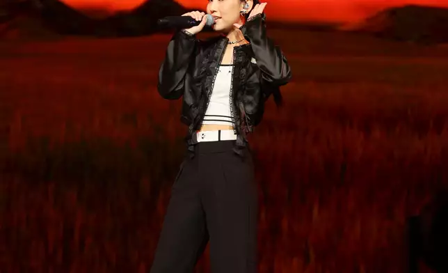 Gigi演唱了多首歌曲，包括《大開眼界》、《Only for me》、《好想約你》及《Little Magic》。