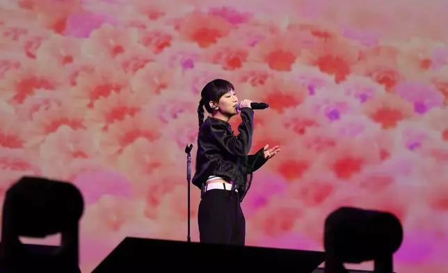 Gigi演唱了多首歌曲，包括《大開眼界》、《Only for me》、《好想約你》及《Little Magic》。