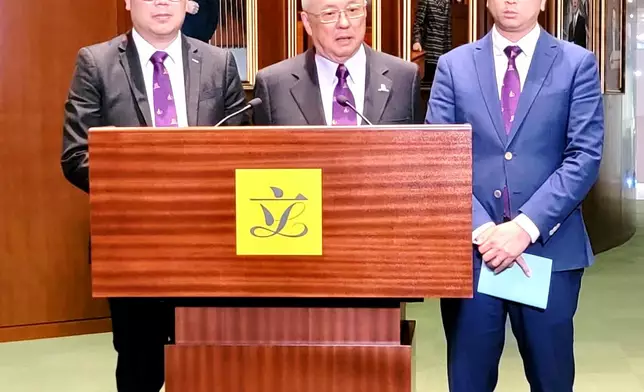 有份提出法案的中大校董張宇人（中）表示，高興修訂獲得通過。