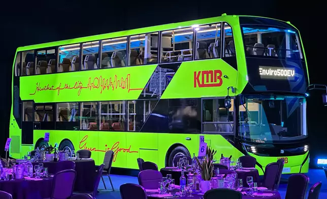 這部全新專為香港而設計和研發的亞歷山大丹尼士Enviro500EV，充電約2.5小時，續航力近300公里