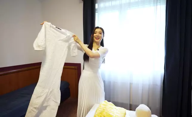 梁凱晴應「潮海大師」要求帶的素白連身裙。